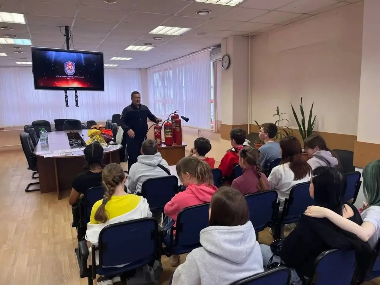 📢 Ребята 6 класса посетили Пожарно - спасательный отряд 204  Им рассказали  о правилах безопасности 