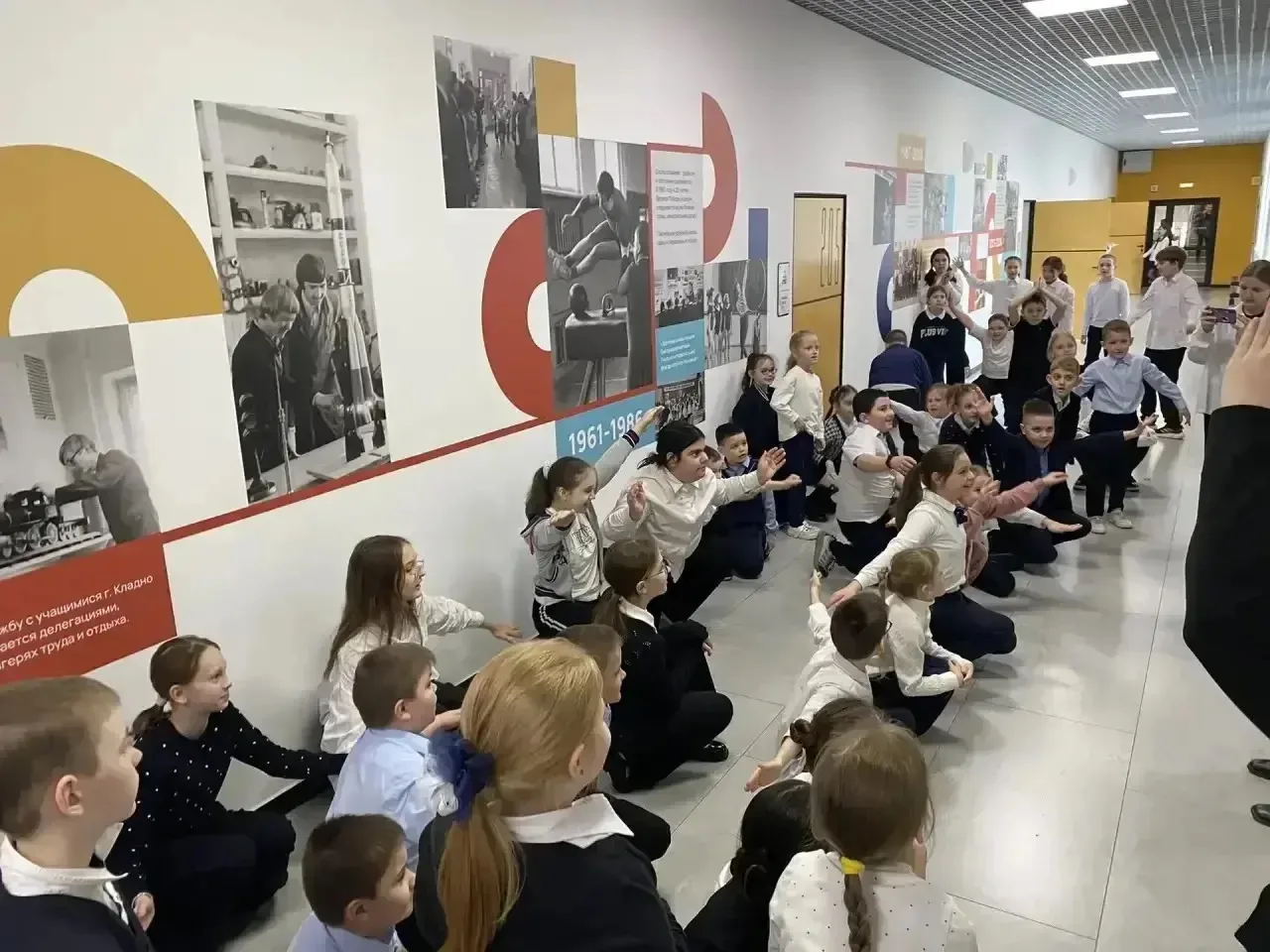 Эту неделю мы начинаем день с улыбки и здоровья!  ☀️ Утренняя зарядка в начальной школе – залог бодр