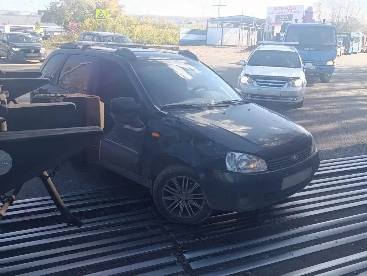 😱В Красноярске легковой автомобиль попал под поезд на железнодорожном переезде станции...