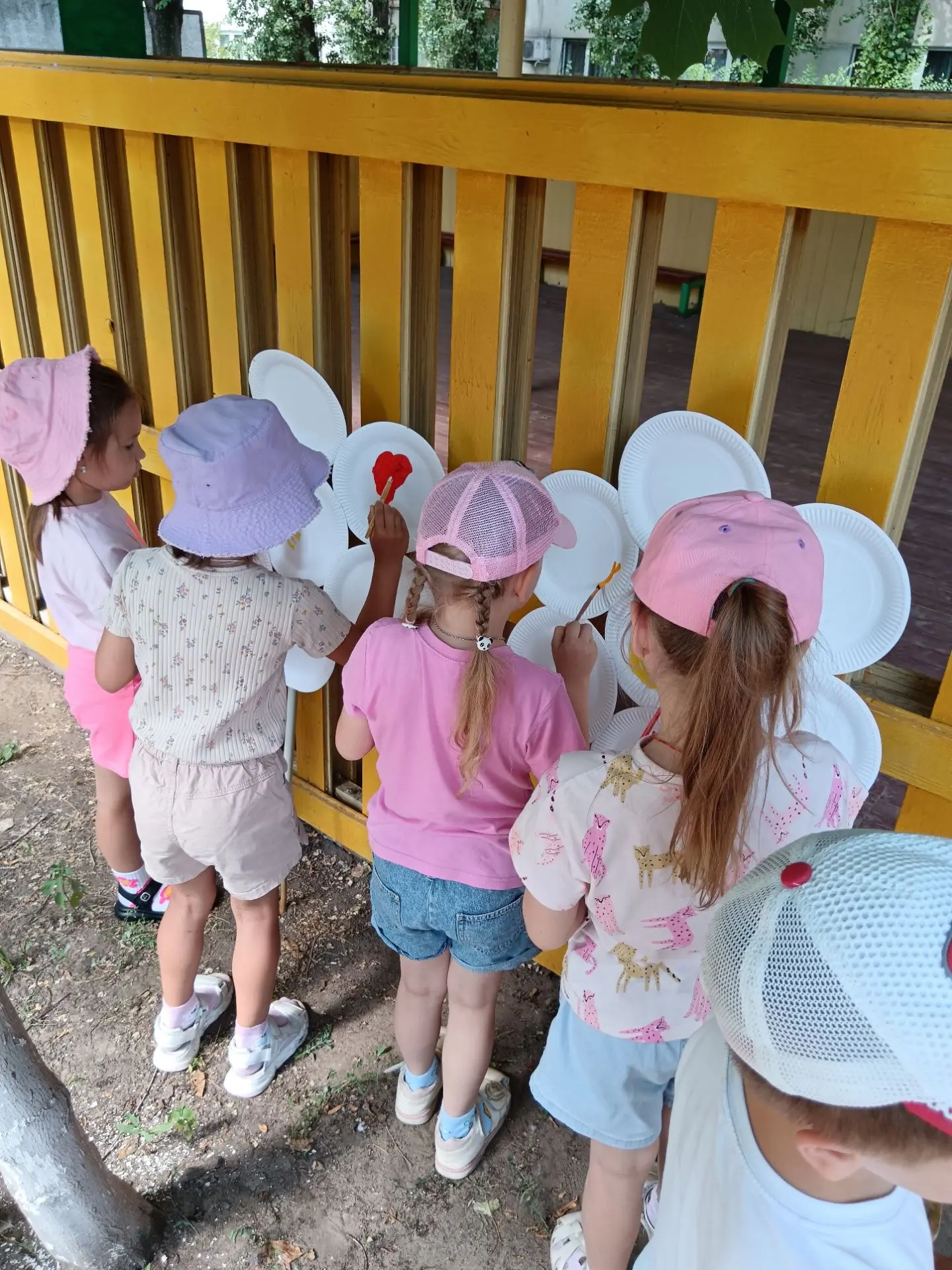 Когда клумба засыпает, просыпается фантазия! ☀️🌼

Большинство цветов на уличной клумбе уже отцвели.