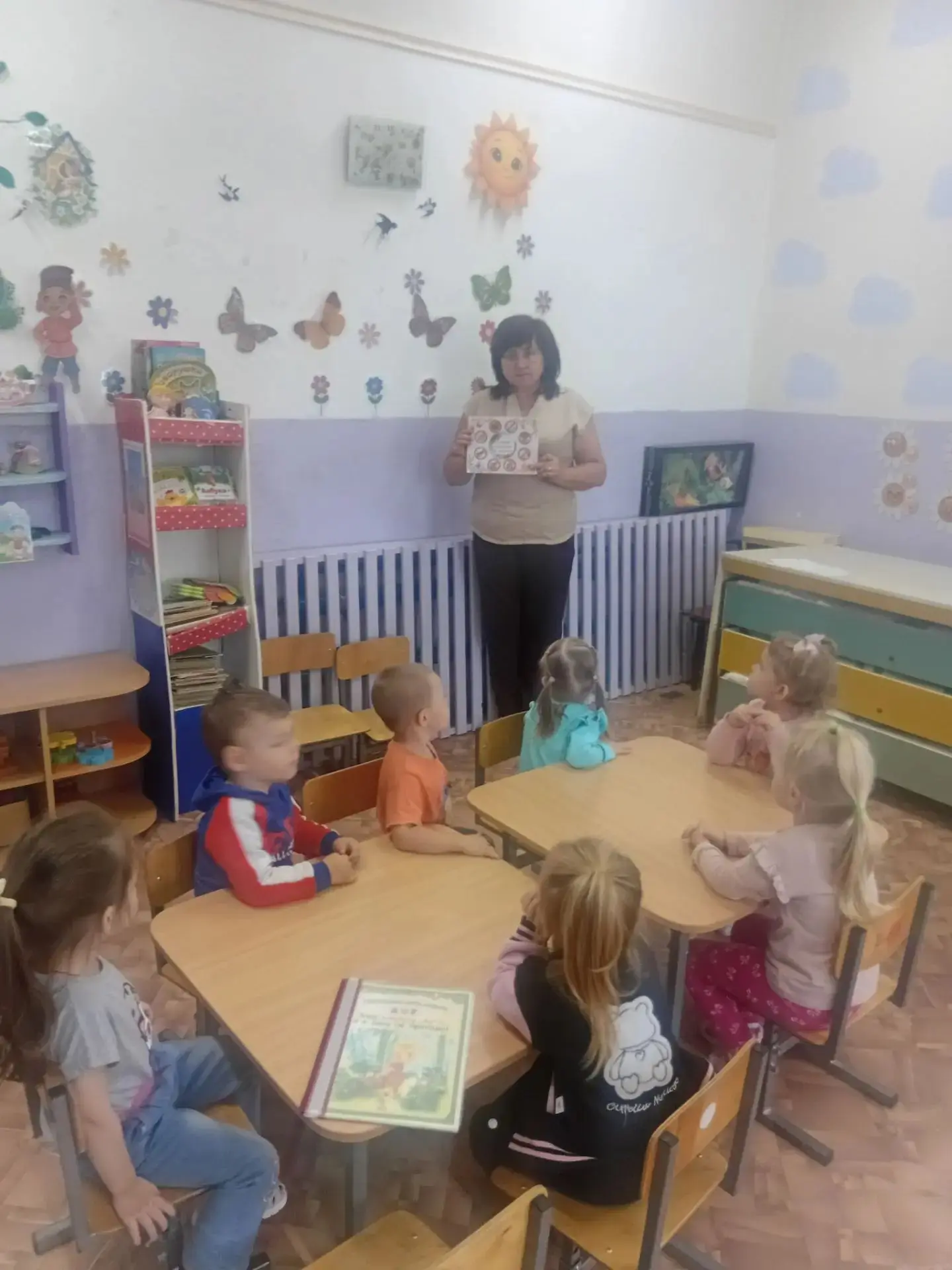 Лето,самое теплое время года, все вокруг зеленое, поют птицы, растут растения, ярко све...