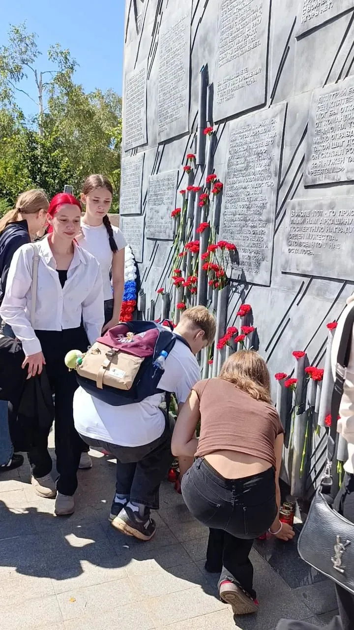 Сегодня, 3 сентября 2026 года, студенты первого курса приняли участие в городском митин...