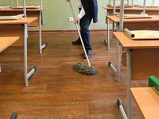 Дети не должны мыть полы и окна в школах, заявили в ОП.