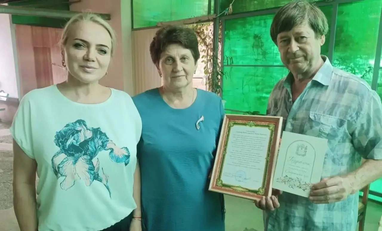 Сотрудники ЗАГС поздравляют юбиляров совместной жизни со знаменательными датами