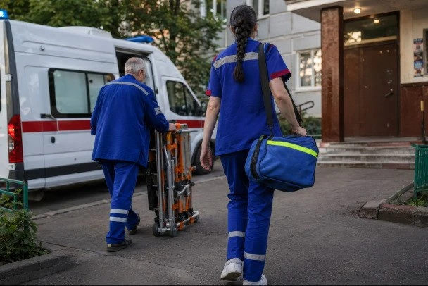 Темные пятна на теле. Что известно о смерти двух детей в квартире в Петербурге