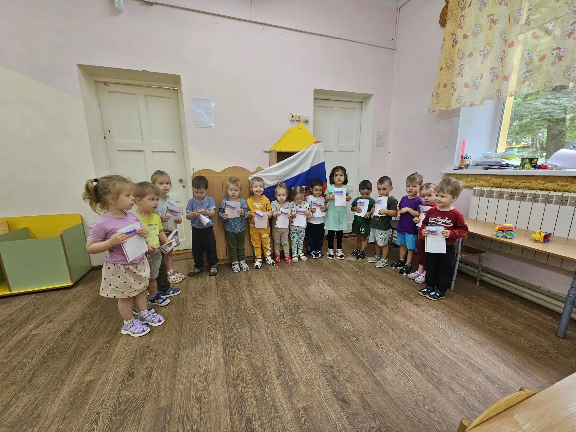 Для детей второй младшей группы, прошло  первое  знакомство с Государственным флагом Ро...
