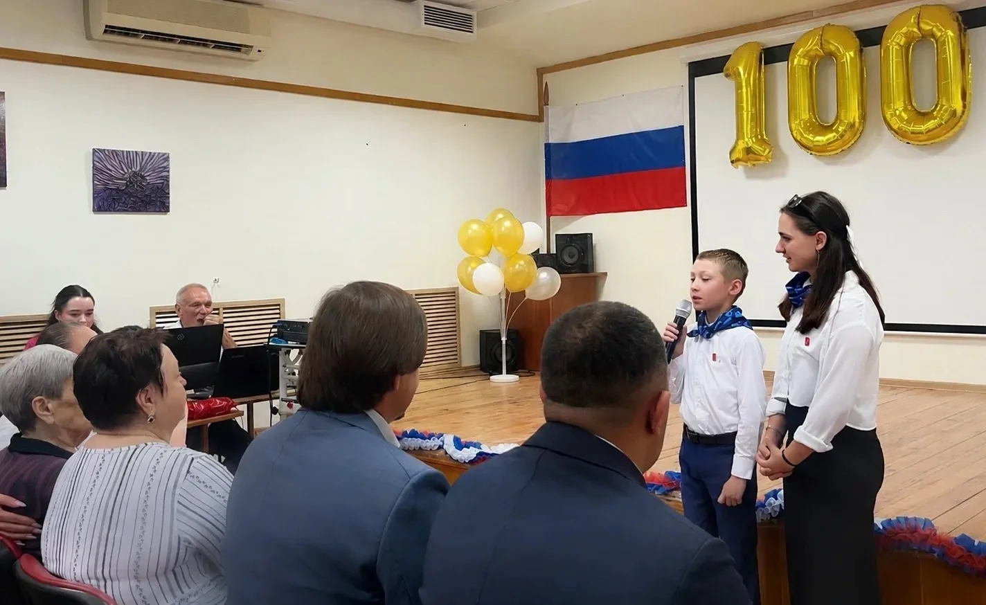 Ученик 3Ж класса Ярослав З. поздравил со столетним юбилеем труженицу тыла, ветерана Великой Отечеств