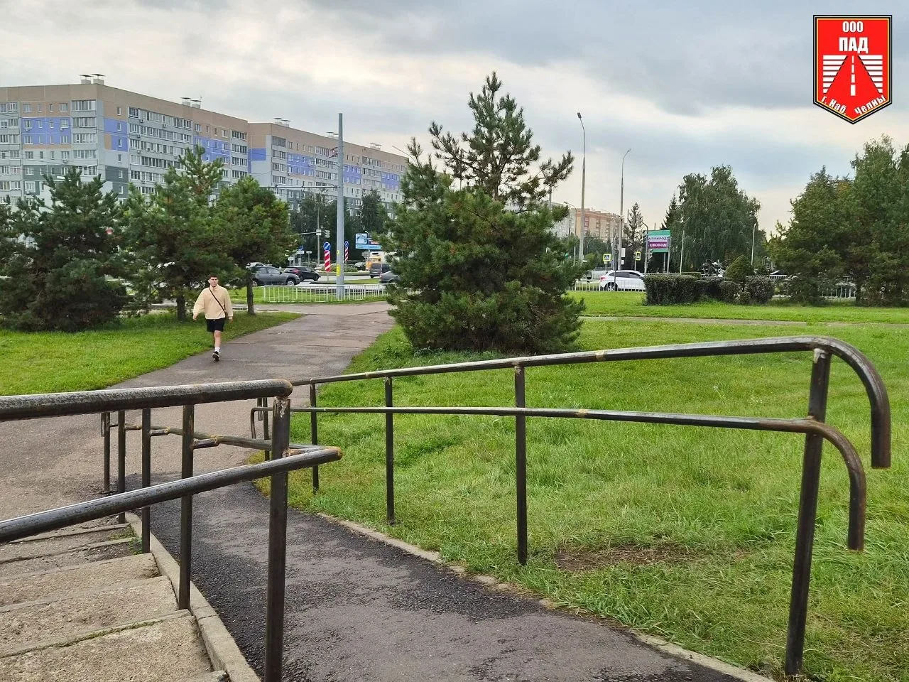 У Торгового квартала сделали новый ПАНДУС с поручнями.