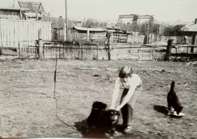 Огороды на улице Большой. Высокий забор слева скрывает дворик крошечного продуктового магазина (межд