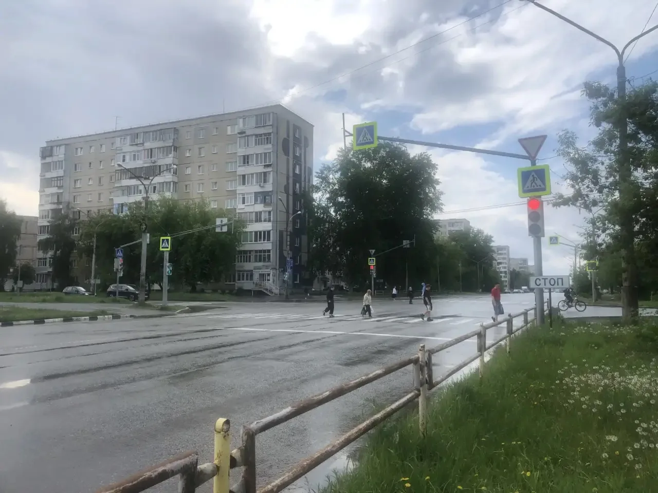19-20 мая на перекрёстке Каменская – Калинина заменили старые светофоры.   С 2005 года там стояли ла