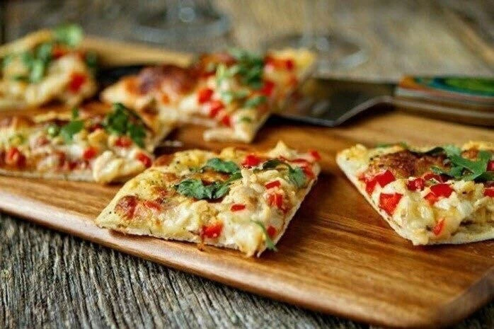 🍕 НЕЖНЕЙШАЯ ПИЦЦА БЕЗ МУКИ

🍀на 100 гр - 113.08 ккал🍀
🍀Б/Ж/У - 13.29/5.19/3.45🍀

Ингредиенты:
о