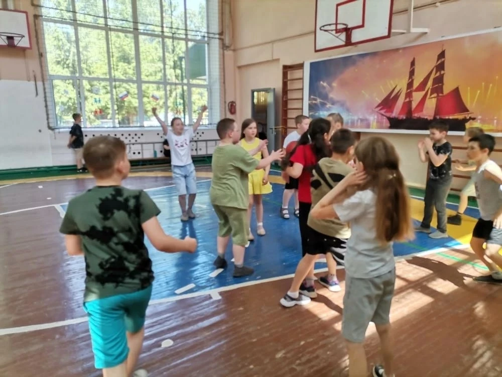 В пришкольном лагере «Непоседы» проходят увлекательные спортивные мероприятия! 🏃‍♂️🤸‍♀️🏀

Ребята 