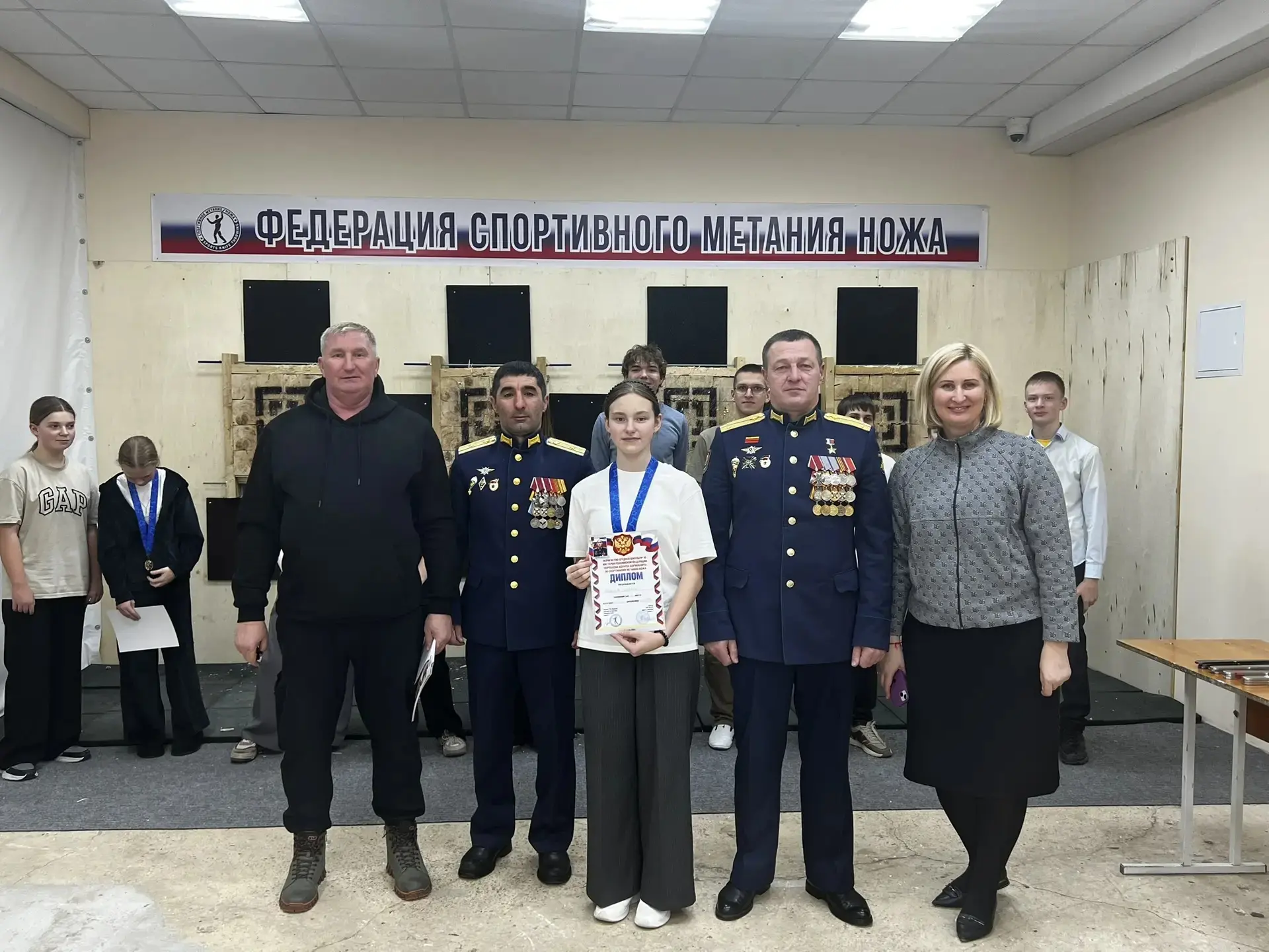 ⚔️Яркие броски и заслуженные награды: в нашей школе прошли соревнования по спортивному метанию ножа!