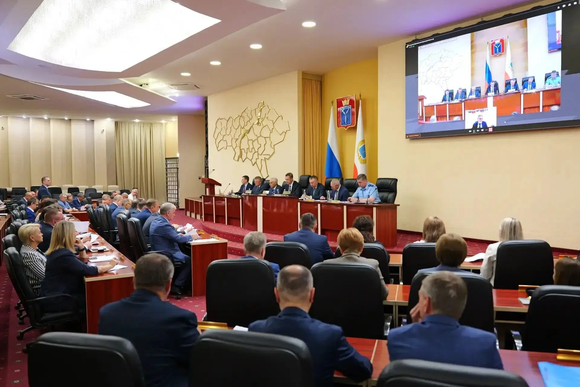 При ремонте саратовских транзитных дорог устанавливают «плавающие» люки  

Сегодня на заседании Прав