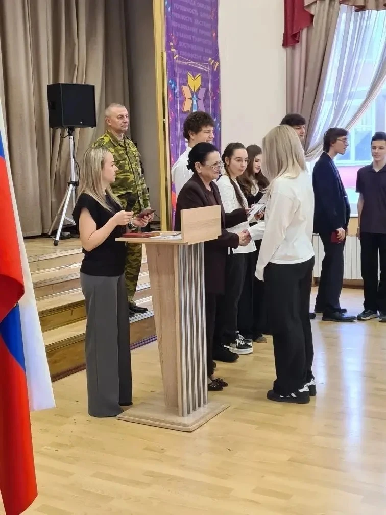 🇷🇺 Неделя в нашей школе традиционно началась с торжественной церемонии поднятия флага и исполнения г