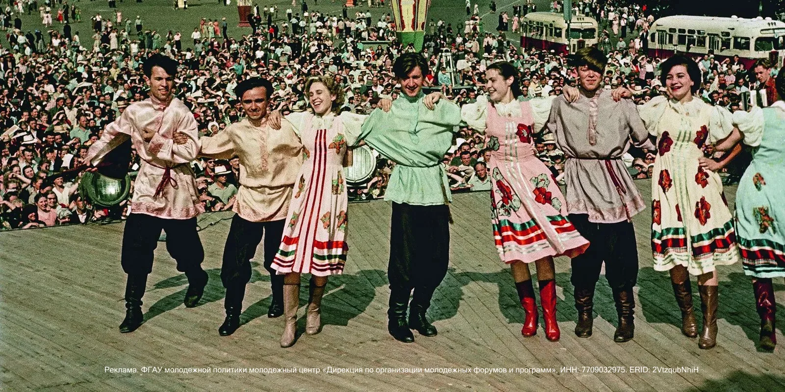 📍Манежная площадь

Фото: Русская пляска на Манежной площади, 1957 г. Автор В. Соболев.

История у Д