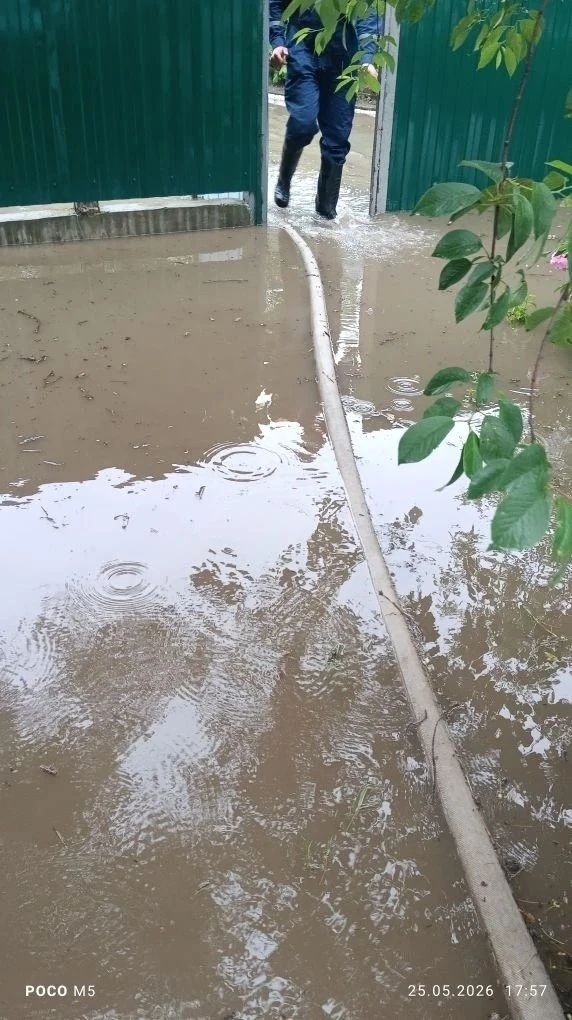 Борьба с водой идёт полным ходом. Спасатели ПАСО оказывают помощь в устранении последствий дождей, з