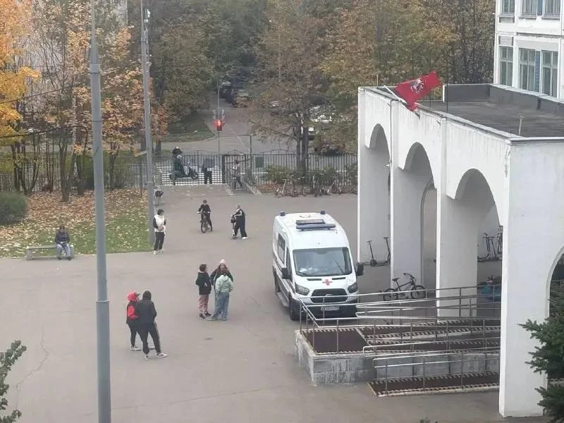📚 У школы №1034 заметили машину скорой помощи
