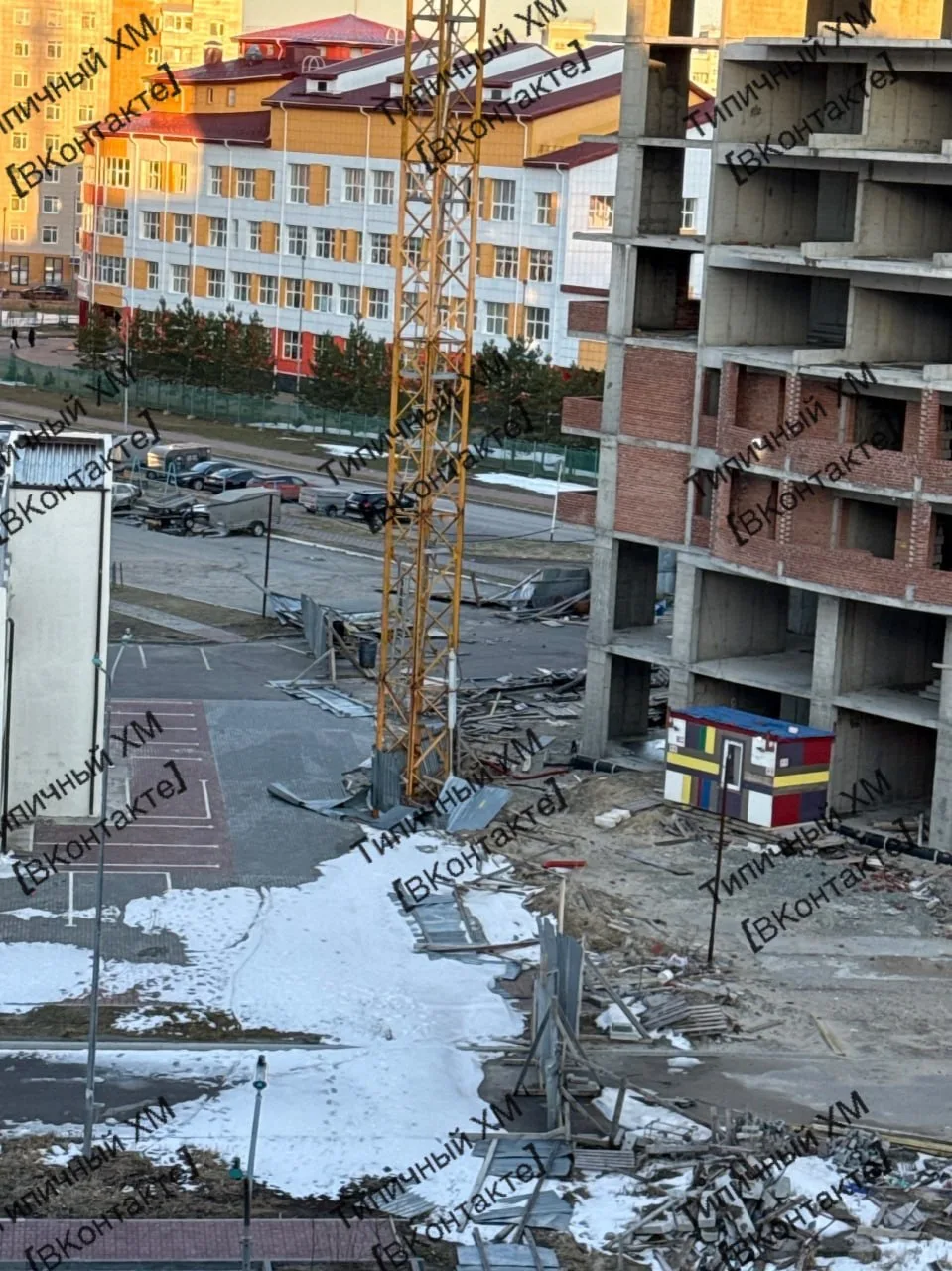 😨 Школьники в Ханты-Мансийске вынуждены идти домой через заброшенную стройку.  ❗️ Возле школы №4 в Х