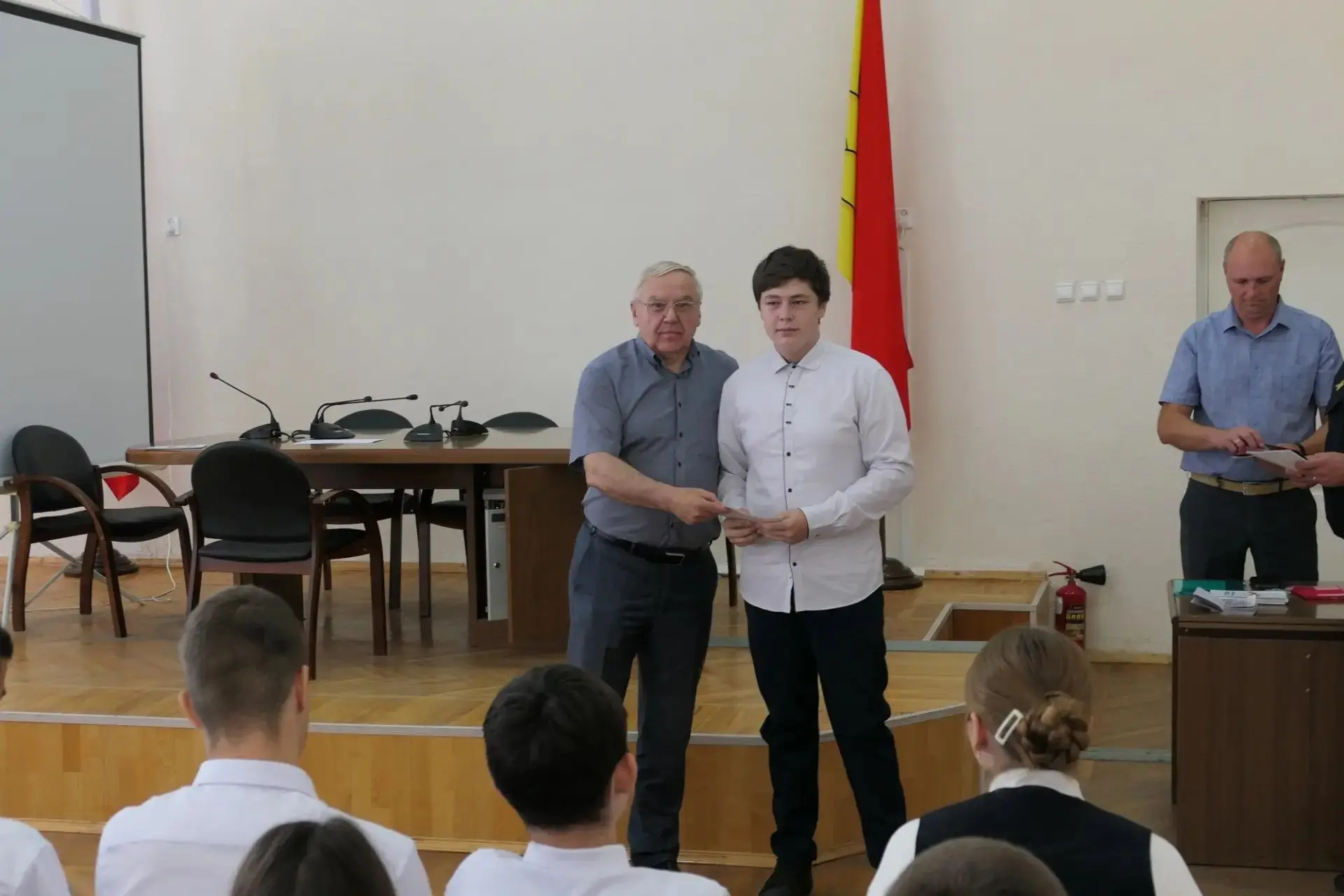 Бобровским школьникам вручили паспорта гражданина Российской Федерации в преддверии Дня России, 11 и