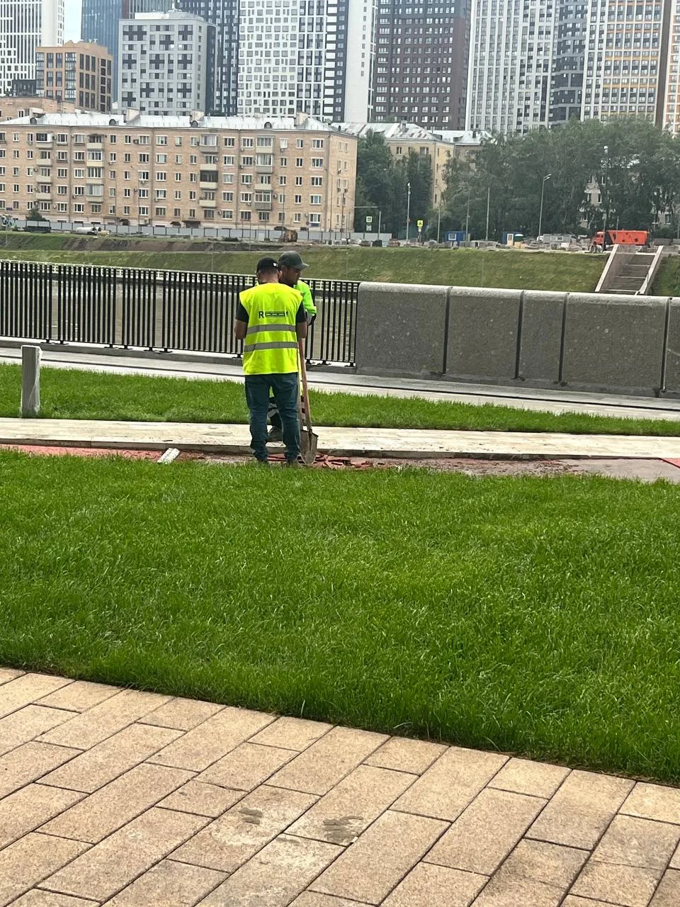 Некоторые работы на набережной у Западного порта не приняли.

Местные сообщают, что сейчас, например