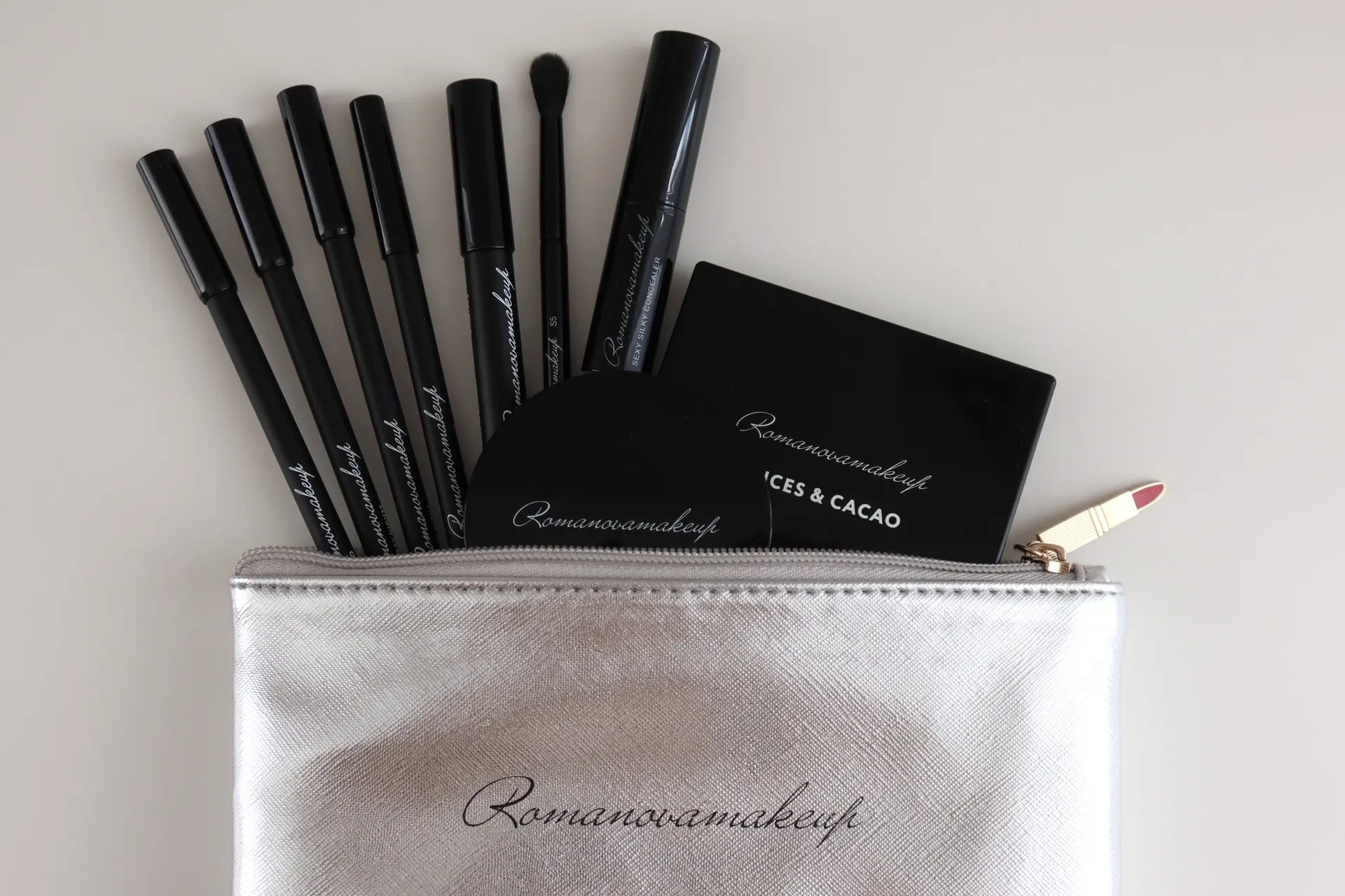 Новинки Romanovamakeup, как всегда, безумно красивые💄
У бренда вышли новые оттенки карандашей для г