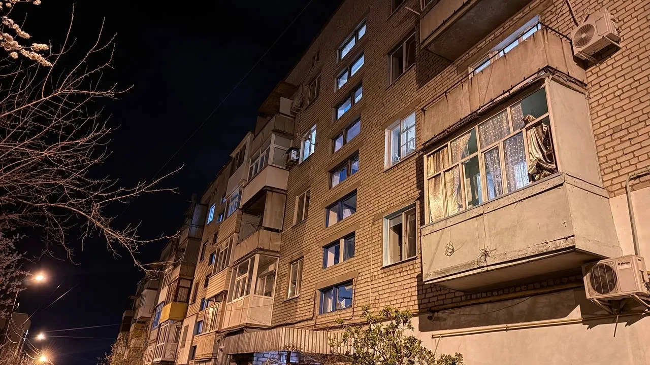 Сегодня ночью Луганск подвергся массированной атаке ВСУ. Вражеские БПЛА ударили по многоквартирным д