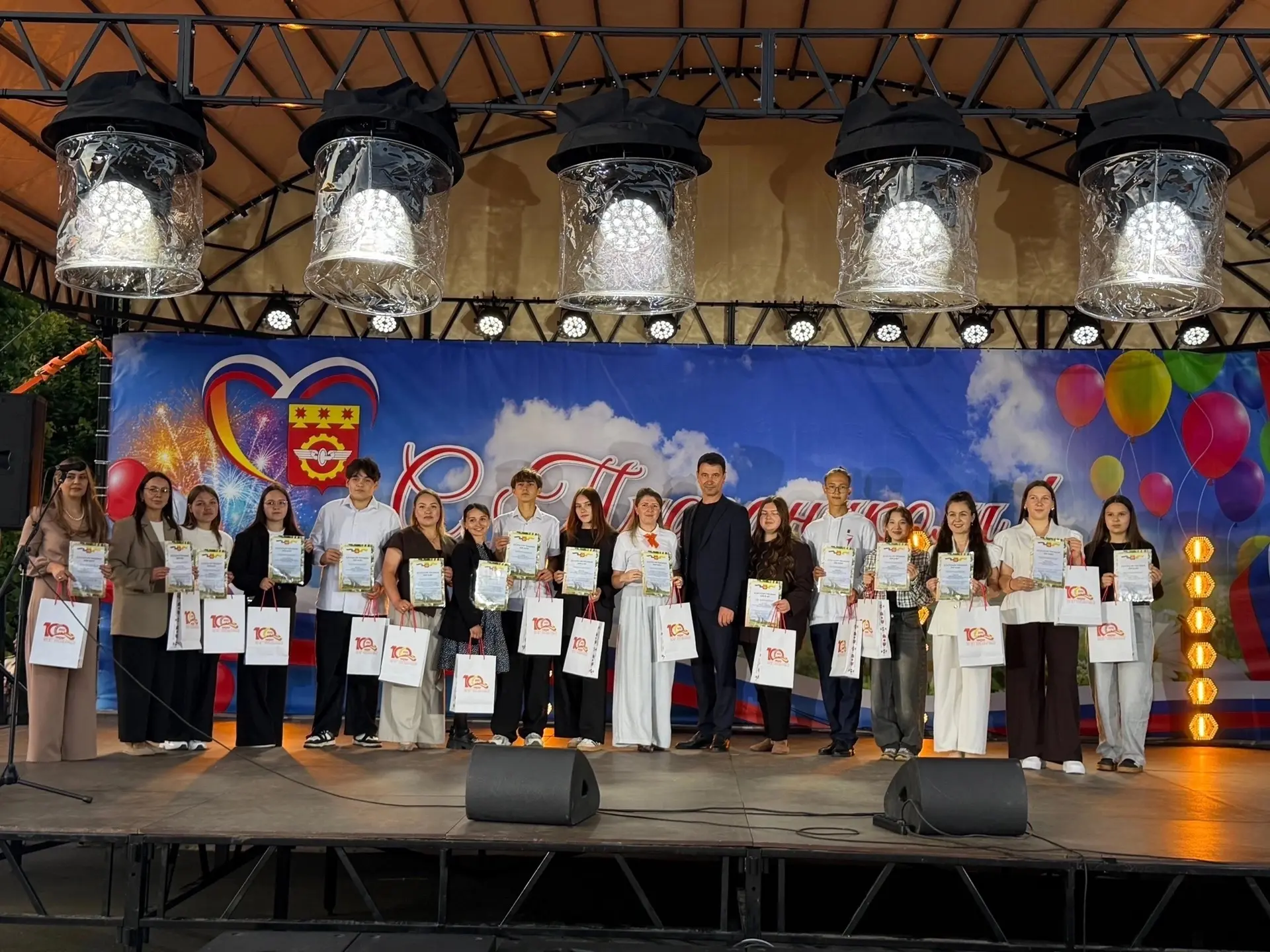 🎉 ПРАЗДНИК МОЛОДОСТИ И ЭНЕРГИИ! 🎉

Вечером 27 июня площадь перед парком превратилась в эпицентр др