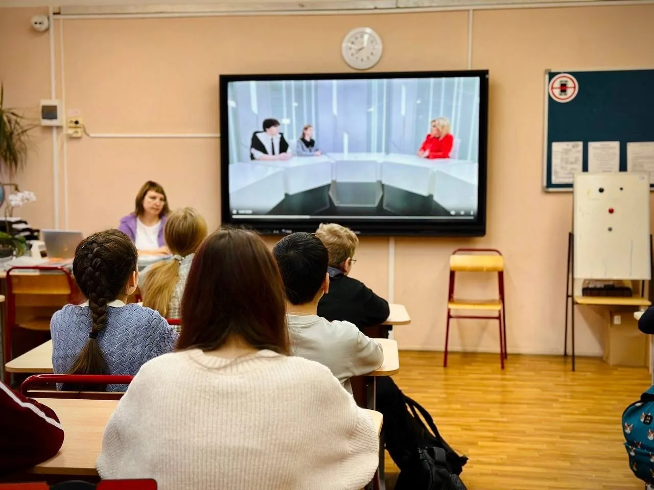 🇷🇺 Новая учебная неделя в нашей школе традиционно началась с церемонии поднятия Государственного фла
