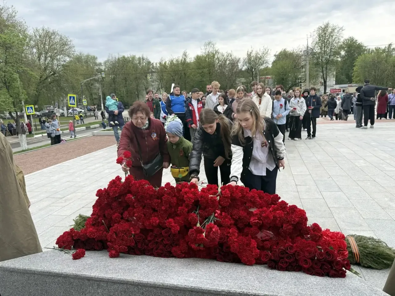 9 мая делегация обучающихся и педагогов приняли участие в городском мероприятии и возложили цветы к 