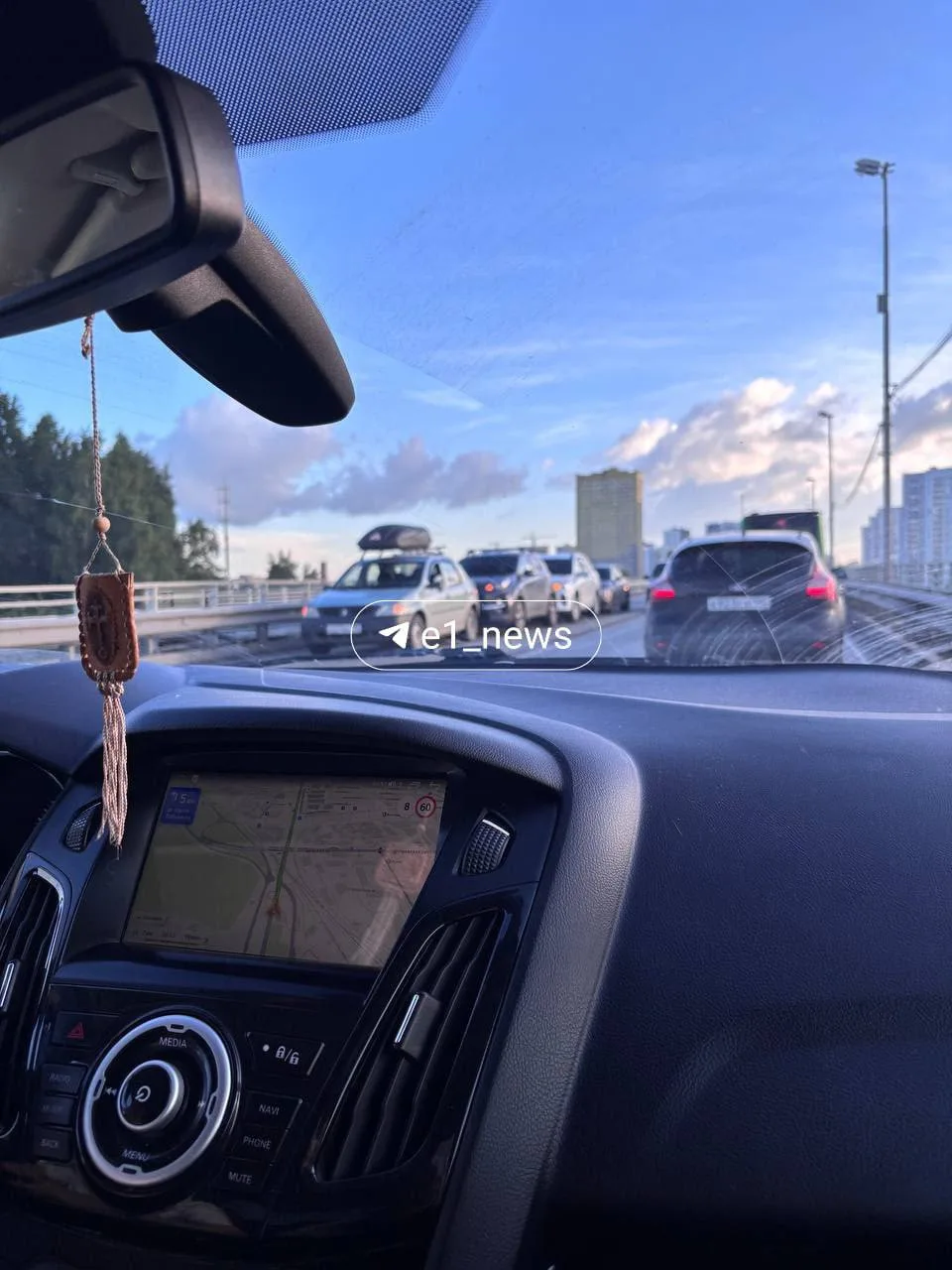 На Блюхеровском мосту образовался затор из-за ДТП с участием четырех автомобилей. Водители медленно 