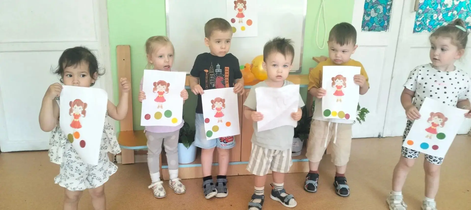 В кружке «Творческая мастерская» воспитанники ранней группы осваивали технику аппликации.
Тема занят