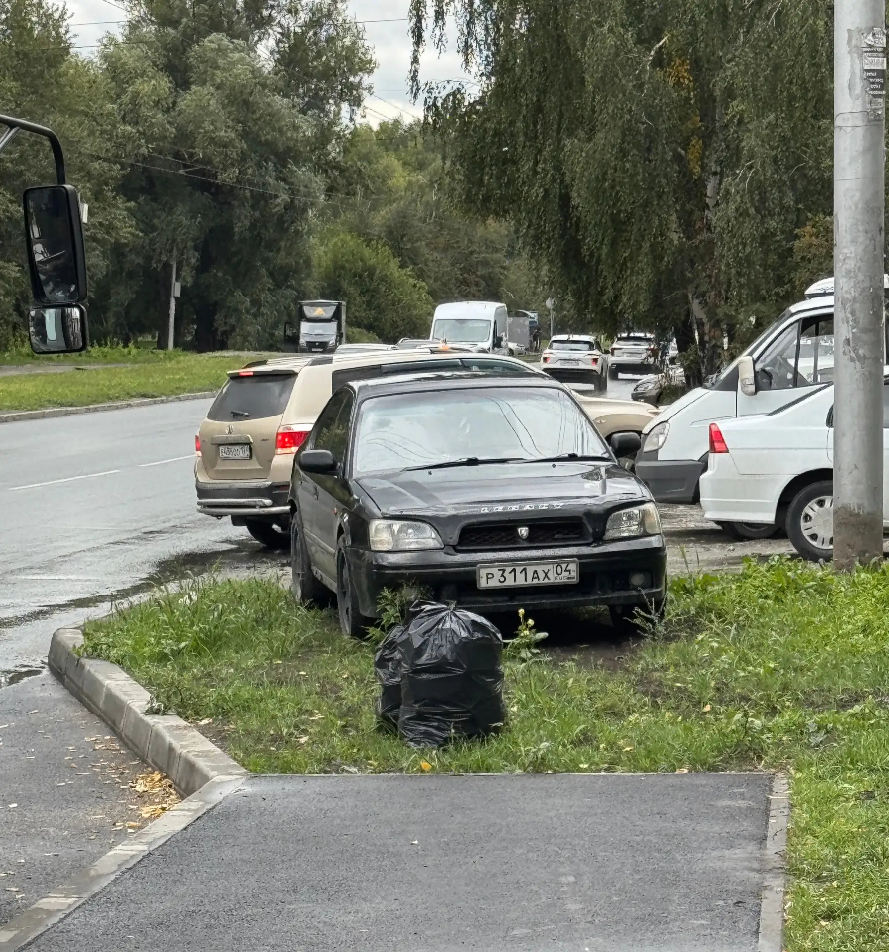 Понятно, что, судя по номерам, ему не жить в этом городе, но как же достали вот такие у...