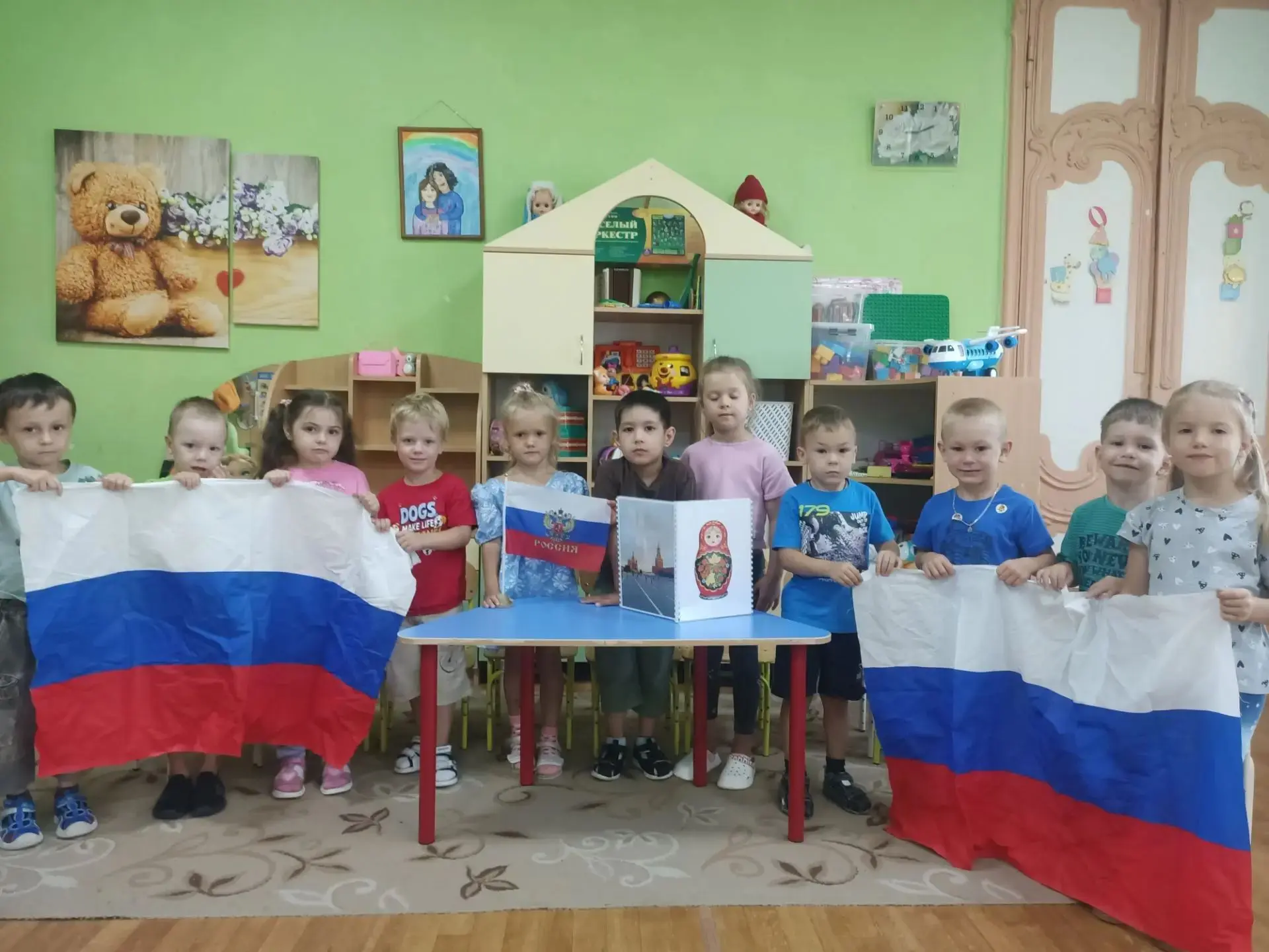 День Российского флага в 1 разновозрастной группе. Прошла беседа "Флаг - государственны...