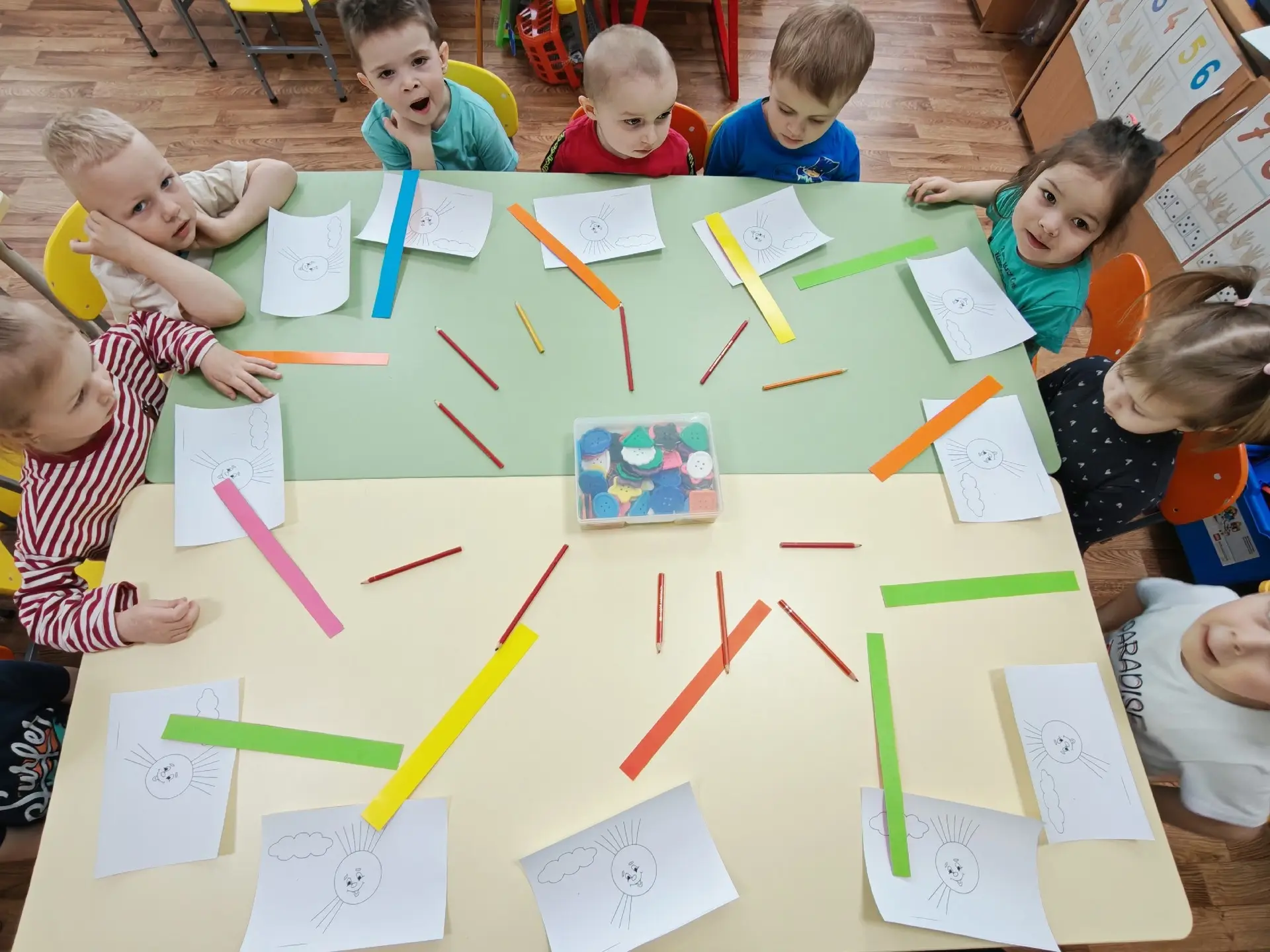 🎨 Искусство, математика и подарки для мам в группе «Ромашки»