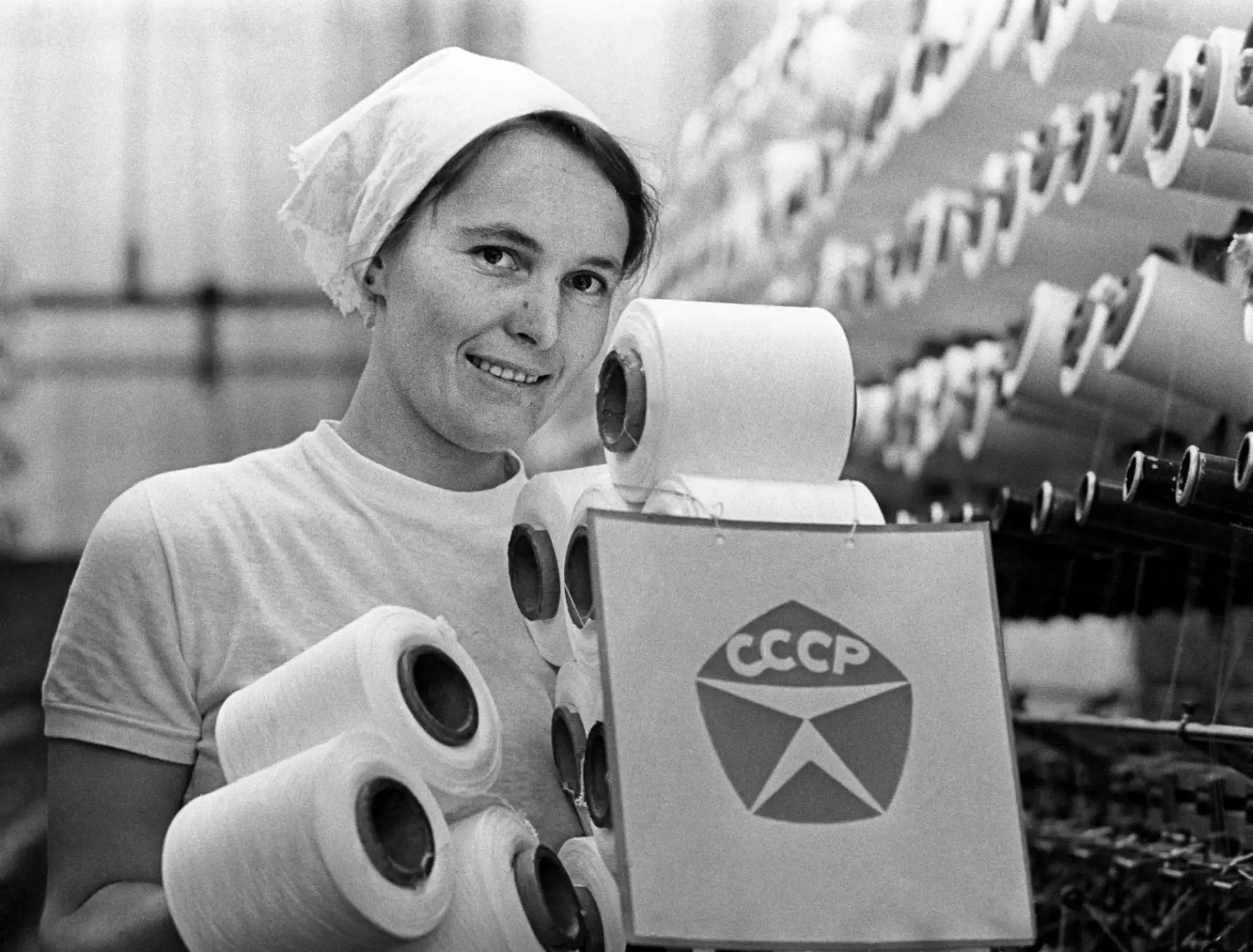 В 1967 году покупатели увидели на некоторых товарах новую эмблему. Пятиугольник, внутри...