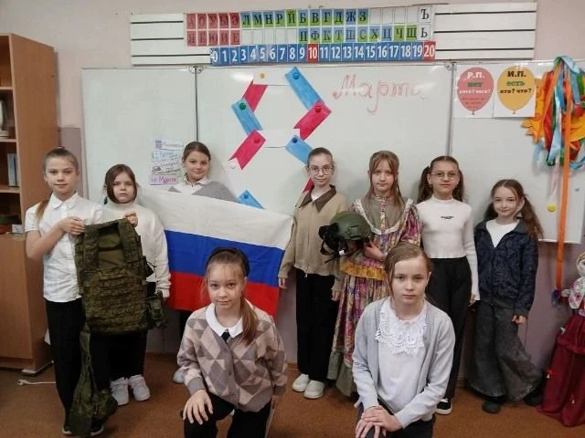Обучающиеся объединения «Истоки» в поддержку Всероссийского общественного движения Воло...