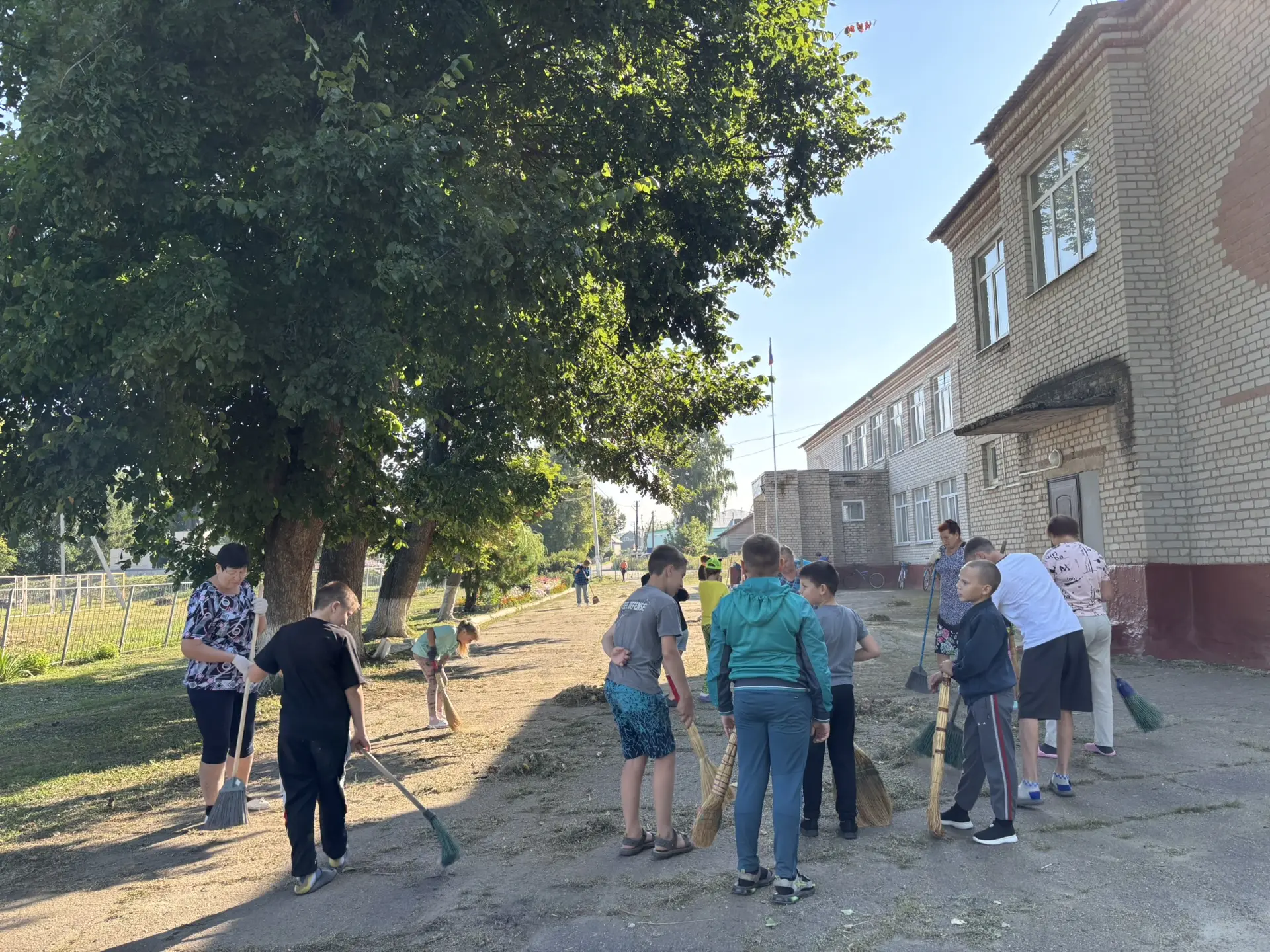 Традиционная уборка территории школы прошла успешно!