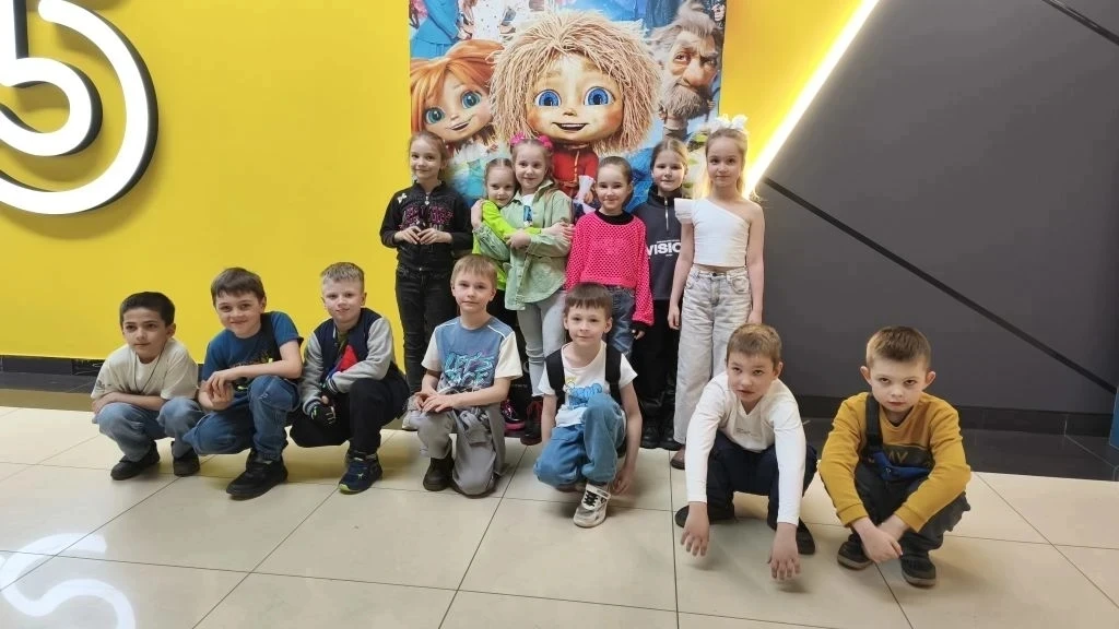 28марта 1в класс с учителем и родителями посмотрели фильм, Домовенок Кузя. Дети были очень довольны,