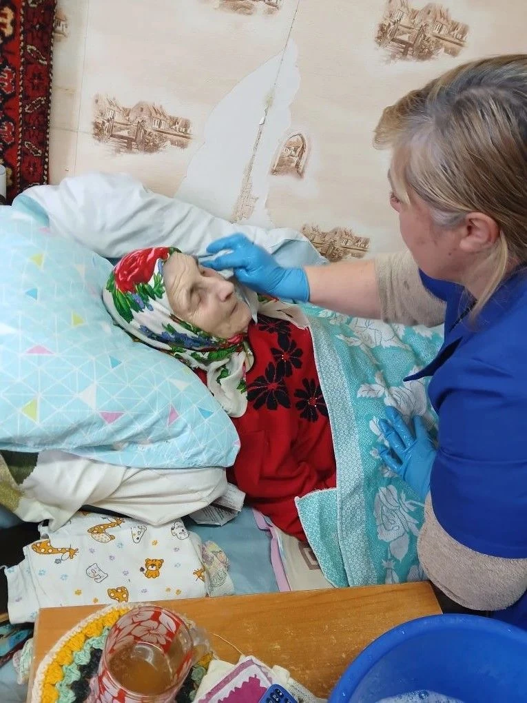 Проведение гигиенических процедур у маломобильных граждан.