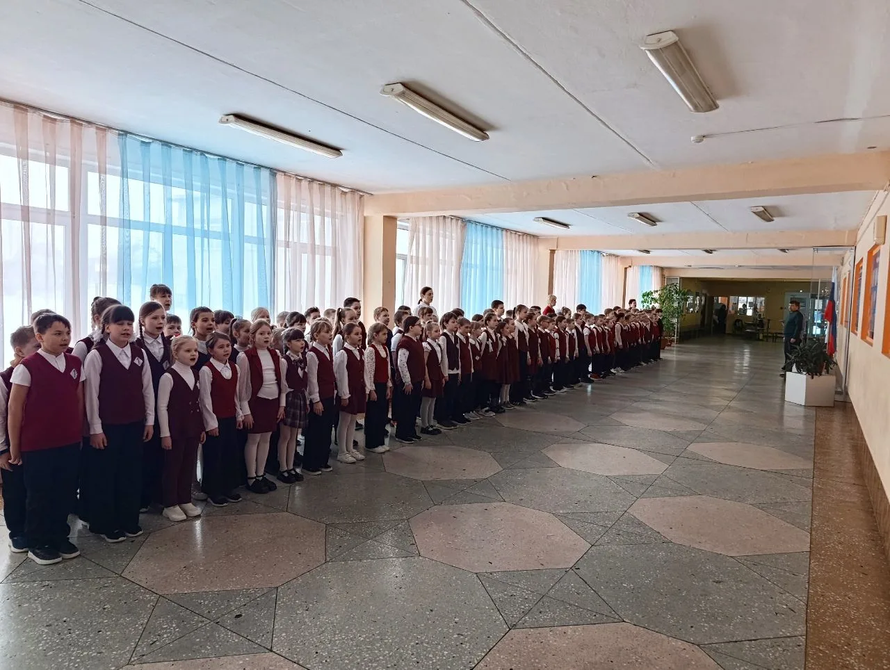 🗒16 марта состоялась торжественная линейка, посвященная началу новой учебной недели. 🇷🇺По сложившейс