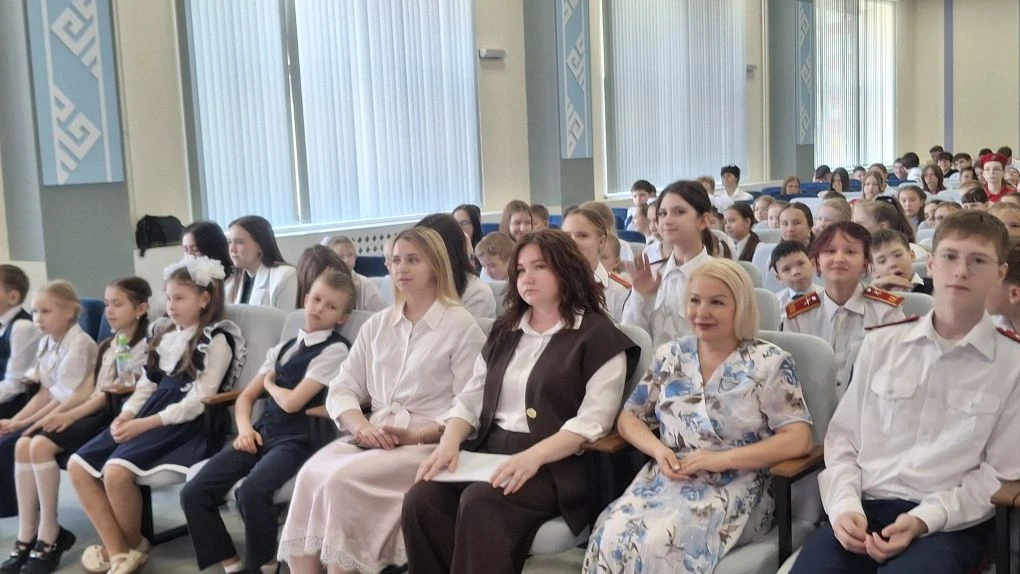 В 32-й школе чествовали лучших учеников и педагогов