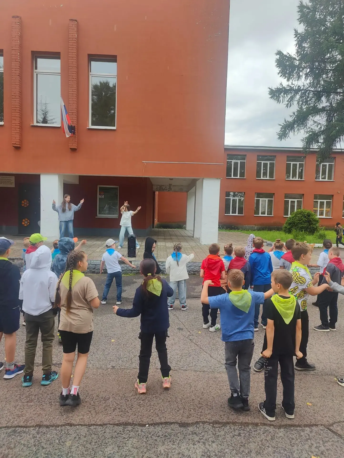 🤸‍♂️Каждое утро, и сегодня не исключение, наши активисты проводят веселую и музыкальну...