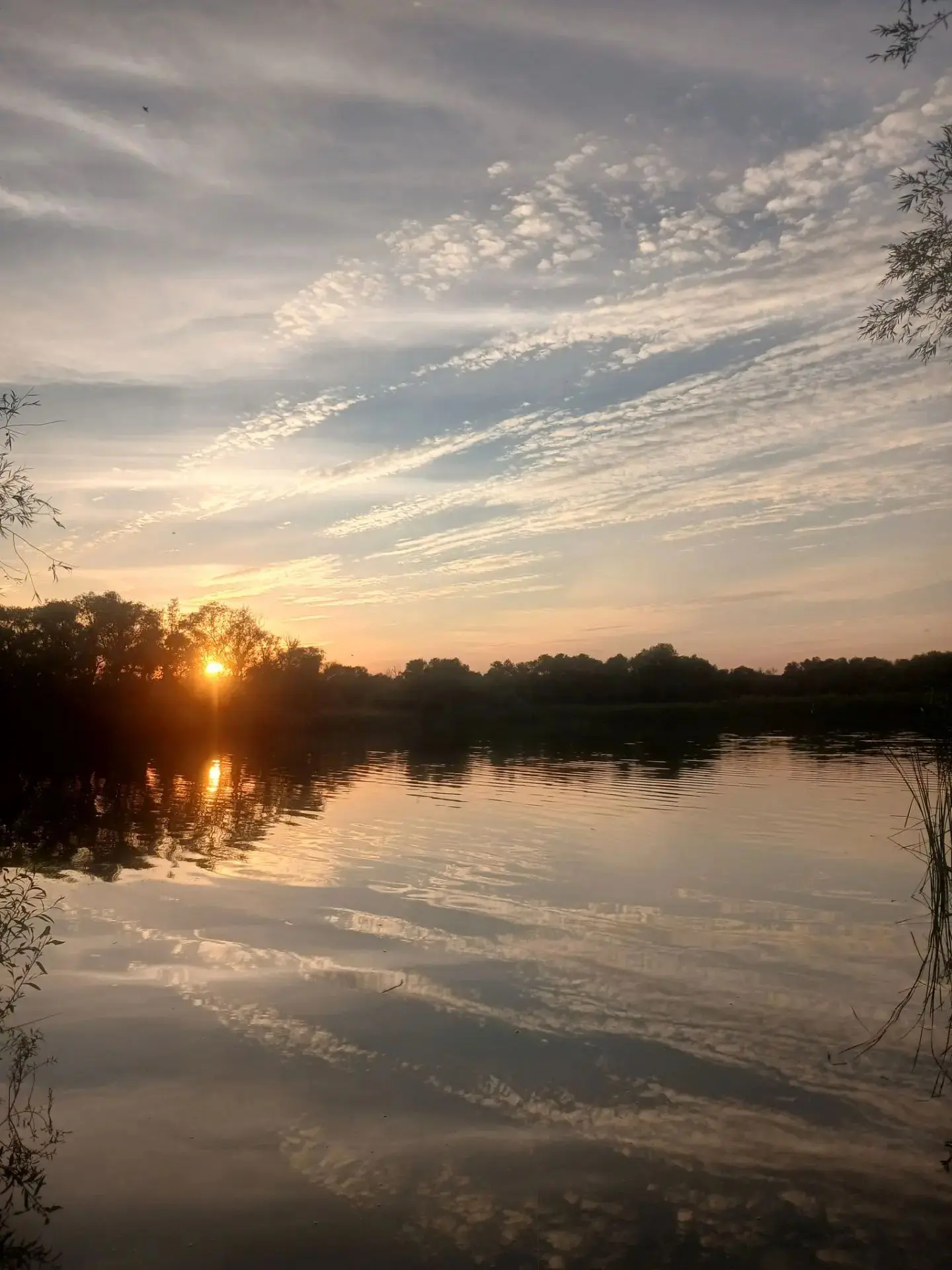 Август у воды: закаты, облака и скоро осень 🌅🌿🍂