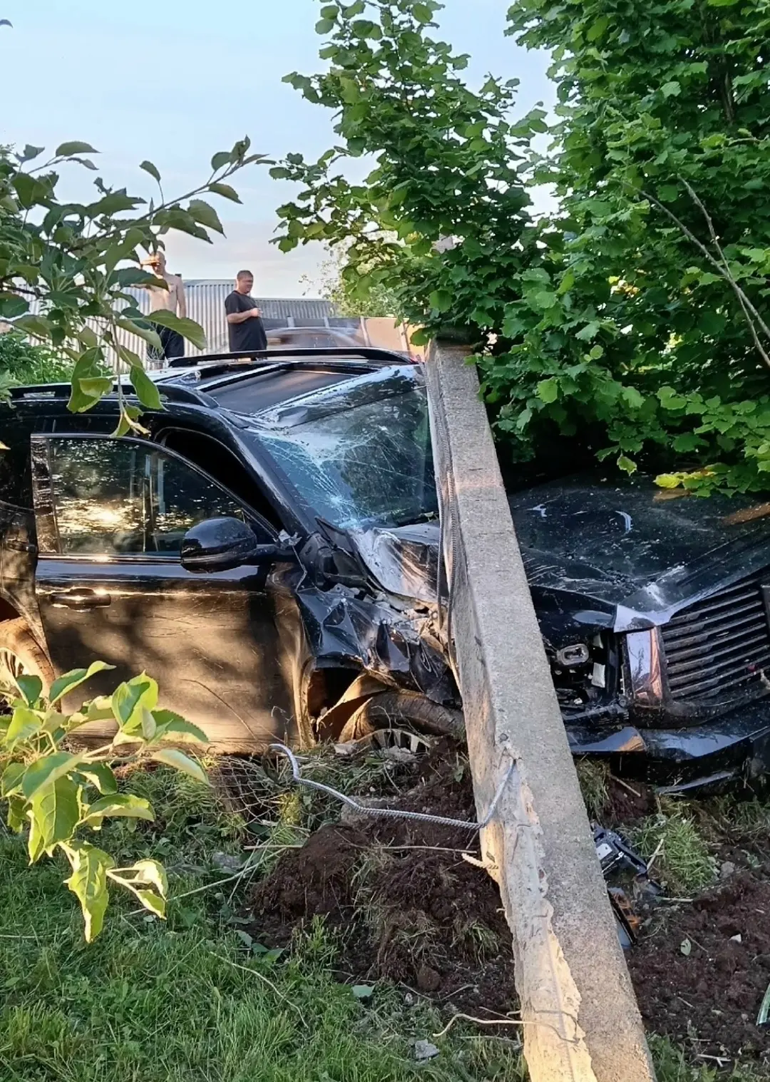 В Слутке на повороте кто-то потерял свой танк( Видимо, припарковался не очень удачно и ...