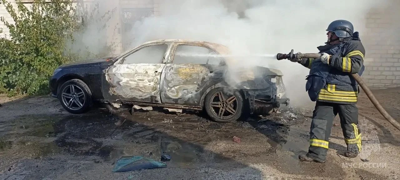 🔥Спасатели МЧС России отстояли жилой дом от пожара, возникшего в результате атаки БПЛА...