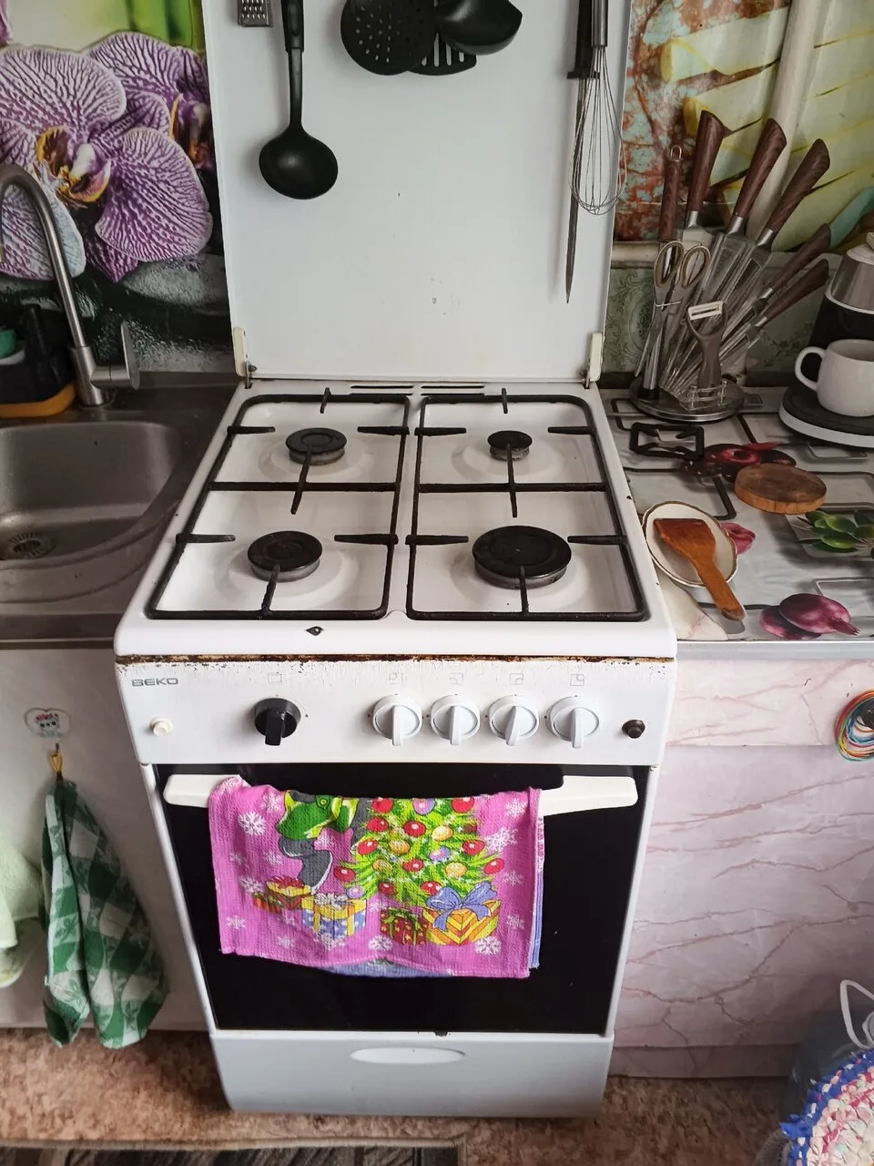 Газовая печь, электроподжиг работает, подсветка духовки работает. Территориально Макеев...