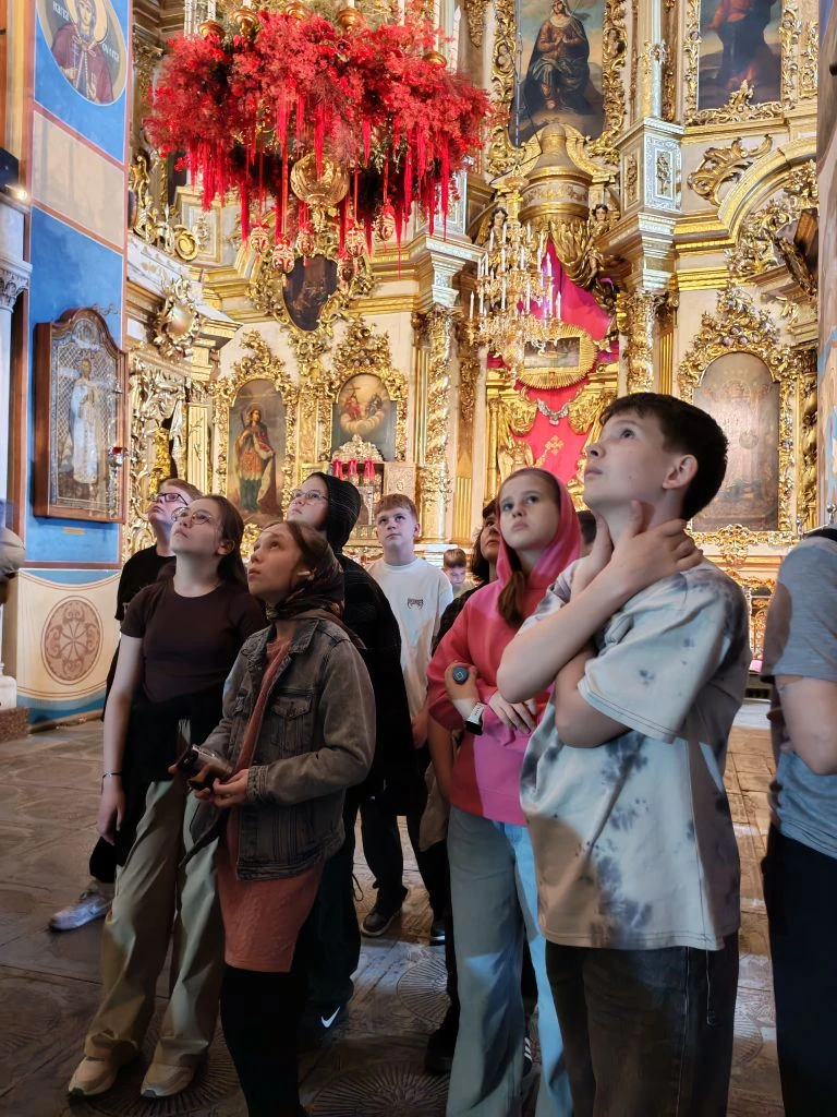 Вчера наши 6Б и 6В отправились в настоящее путешествие во времени — в древний Владимир! 🏛️✨  Ребята 