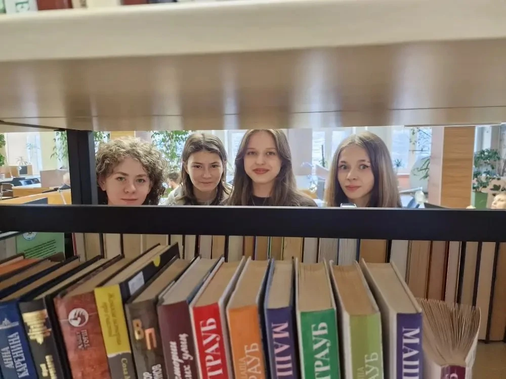 📚✨ Увлекательный день в библиотеке: поездка 8В класса в ТОНБ им. Д. И. Менделеева! ✨📚  Сегодня, 10 ф