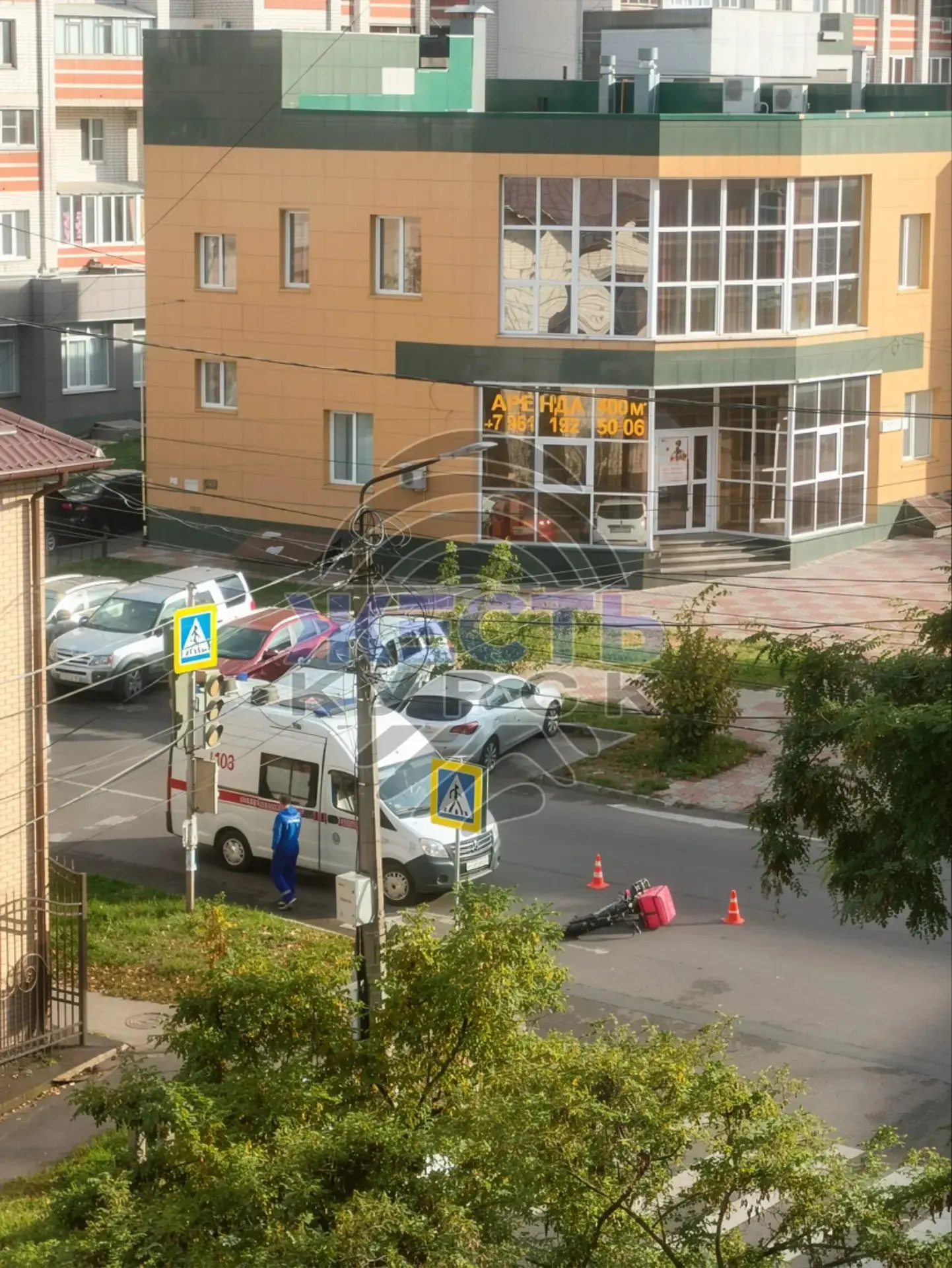 На ул. Димитрова на пешеходном переходе сбили курьера на самокате